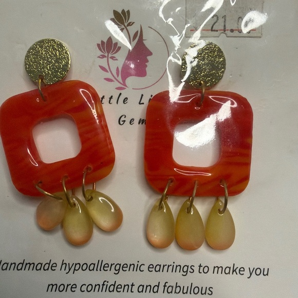 Handmade dangly orange and gold earrings - Picture 5 of 5
